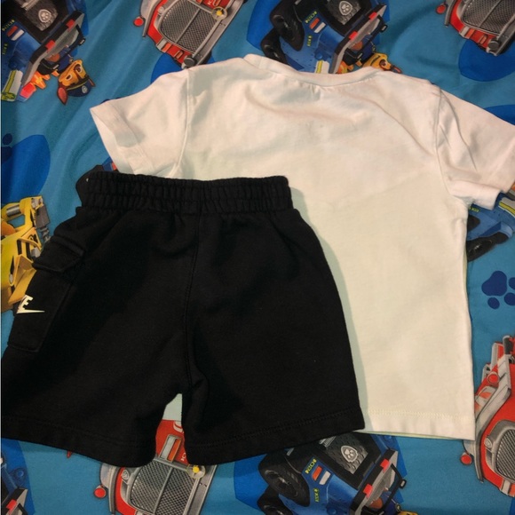 Nike 2Piece Outfit - Picture 2 of 8